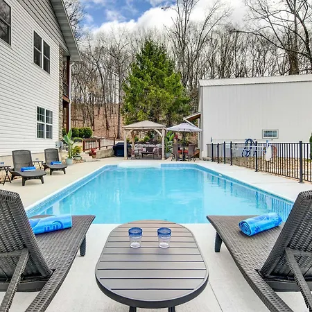 Secluded Branson Escape With Pool And Game Room!